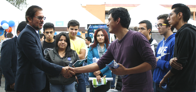 Padre Jorge Molina encontrando los jóvenes miembros del ASU, estudiantes de la sede Cuenca.