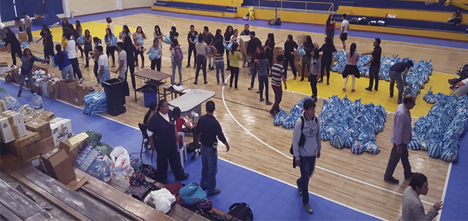 Estudiantes organizan las entregas al interior del coliseo universitario del Campus El Girón