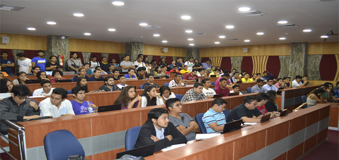 Estudiantes de la carrera de ingeniería electrónica participando en el evento.
