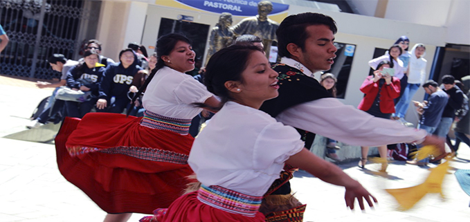 Presentación del Grupo de Danza Ecuatoriana en la Plaza Don Bosco, campus El Girón