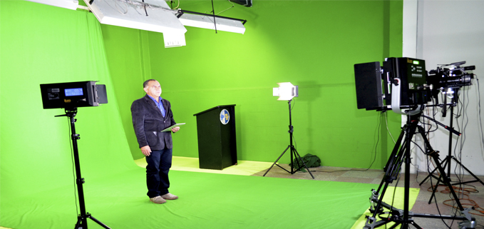 Docente Leonel Soto en el Set de Televisión durante la grabación de su vídeo-lección.
