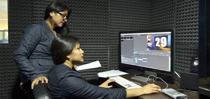 Estudiantes Digna Sucuzhañay y Diana Pauta en el proceso de edición de los vídeos.