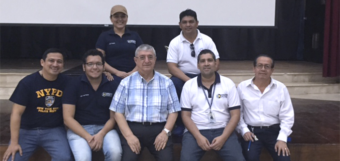 P. Luciano Bellini (c) junto a docentes de la Pastoral Universitaria de la sede Guayaquil