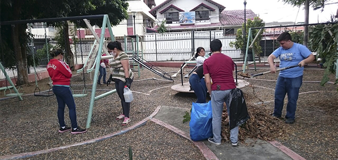 Estudiantes realizando actividades de limpiezas en los parques asignados