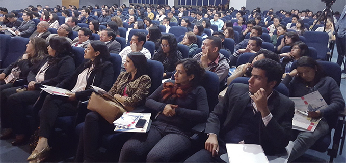 Profesores, investigadores y estudiantes en el congreso realizado en el Aula Magna, campus El Girón