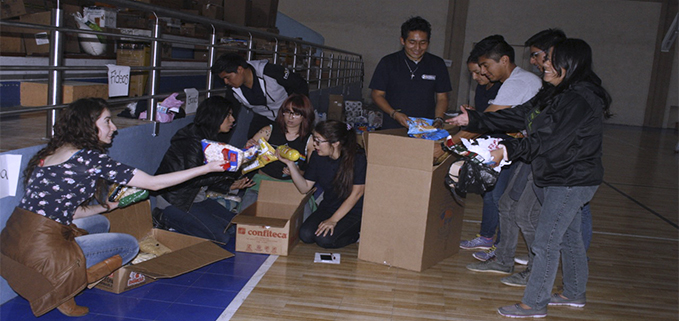 Estudiantes de la Sede Cuenca seleccionando los productos entregados como donaciones para los damnificados del terremoto.