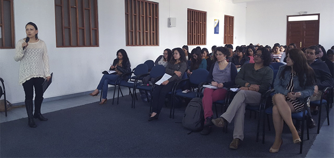 Diana Ávila en la presentación de resultados a docentes y estudiantes en el conversatorio, Campus El Girón.
