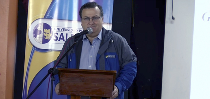 Vicerrector José Juncosa explica la entrega de documentos