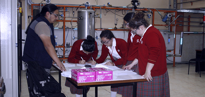 Estudiantes de la Unidad Educativa Salesiana María Auxiliadora en los diferentes laboratorios de la carrera de Ingeniería Mecánica.