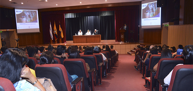 Estudiantes de las diversas carreras de la Sede Guayaquil en el conversatorio 