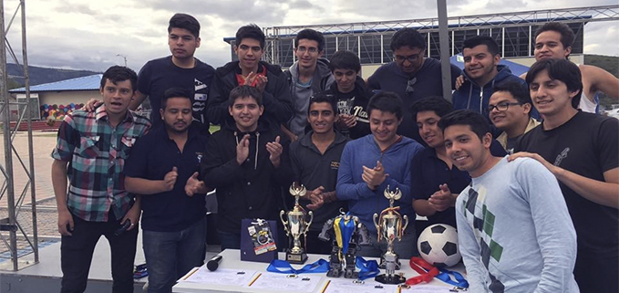Estudiantes del Club de Robótica con los trofeos ganados en el  Robot Games Zero Latitud 2016.