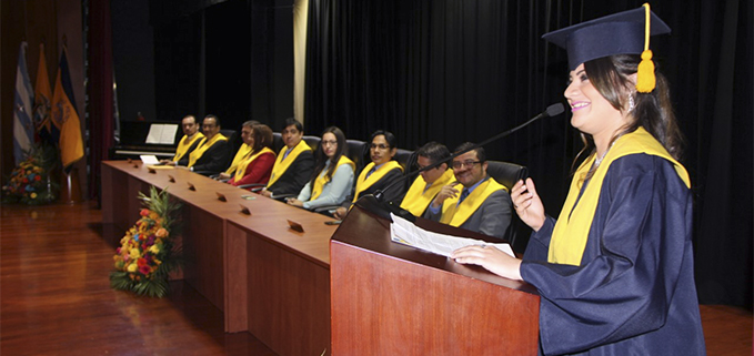 Lcda. Alejandra Hernández, mejor promedio, durante su discurso en representación a los graduados de pre-grado