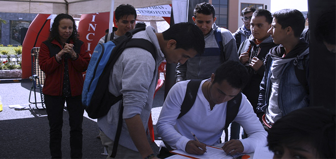 Estudiantes y docentes participando de la campaña de donación de sangre con la colaboración de la Cruz Roja del Azuay.