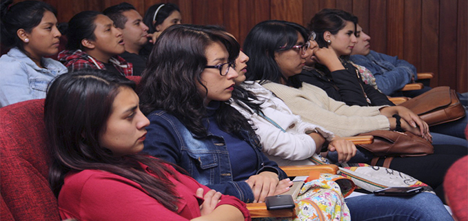 Estudiantes en el conversatorio, auditorio Cándido Rada del campus El Girón