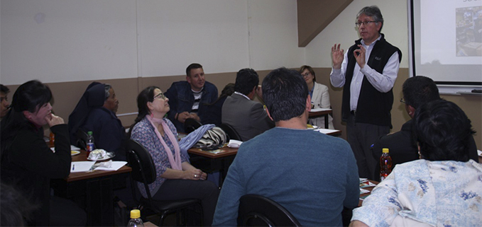 P. Marcelo Farfán en exponiendo sobre el voluntariado de acción social
