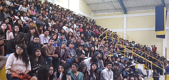 Estudiantes que inician el proceso de ingreso a la UPS durante el evento cultural en el coliseo del campus El Girón de la Sede Quito