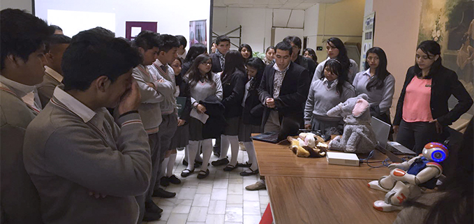 Explicación de proyectos de la UPS a los estudiantes de los establecimientos secundarios de Cuenca.