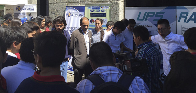 Gobernador del Azuay Juan Cristobal Lloret visitando el stand de la Universidad Politécnica Salesiana.