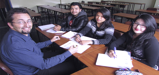 Docente de Inglés y estudiantes durante el curso de preparación para el examen intencional KET