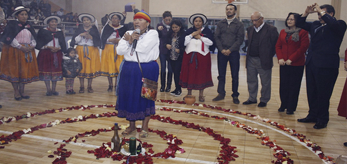 Ceremonia de la limpia realizada por una yackack con la participación de las autoridades de la UPS y la carrera de Pedagogía