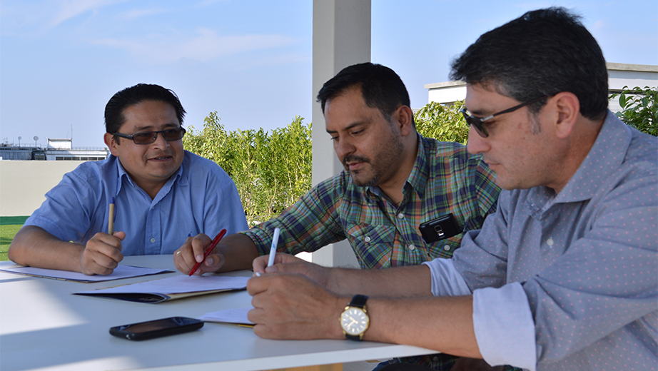 (izq. a der.) Víctor Narváez, Jorge Fajardo y Fausto Saenz, docentes mentores de la UPS