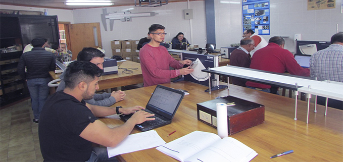 Profesores durante el seminario en el Laboratorio de Física, Sede Quito, Campus Sur