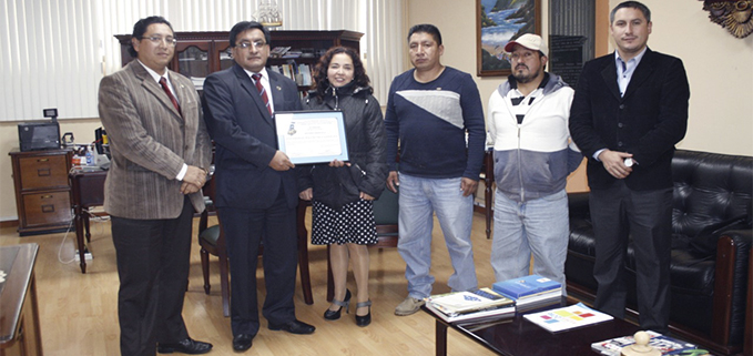 Autoridades de las dos instituciones educativas luego de la entrega del reconocimiento a la Universidad Politécnica Salesiana