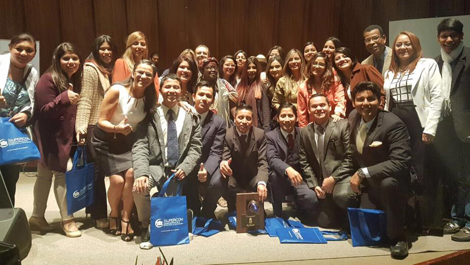 Estudiantes de la UPS que participaron el evento realizado en la Asamblea para la entrega del reconocimiento y representantes de la Sede Guayaquil