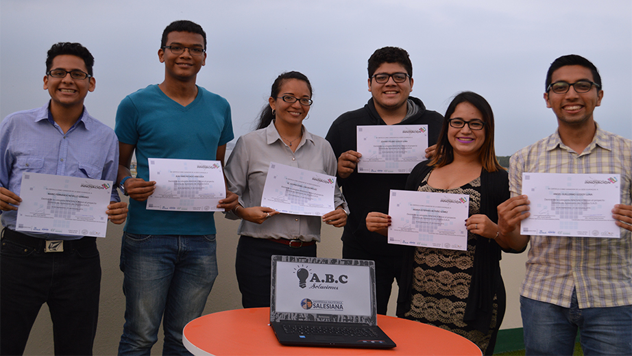 Estudiantes que participaron del concurso latinoamericano de innovación acompañados por la profesora Susana Lam