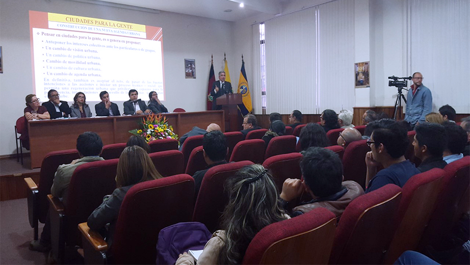 Panel de expositores (izq.) Ma. Del Carmen Ramirez, Freddy Simbaña, Daniela Ochoa, Richard Vilches, Pablo Ortiz, René Unda y Nelson Álvarez