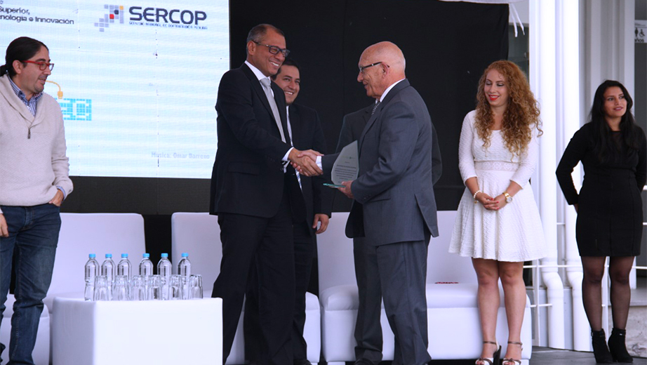 Vicepresidente de la República del Ecuador, Ing. Jorge Glass entregando el reconocimiento al P. Javier Herrán, Rector de la UPS, por el apoyo brindado a la industria ecuatoriana
