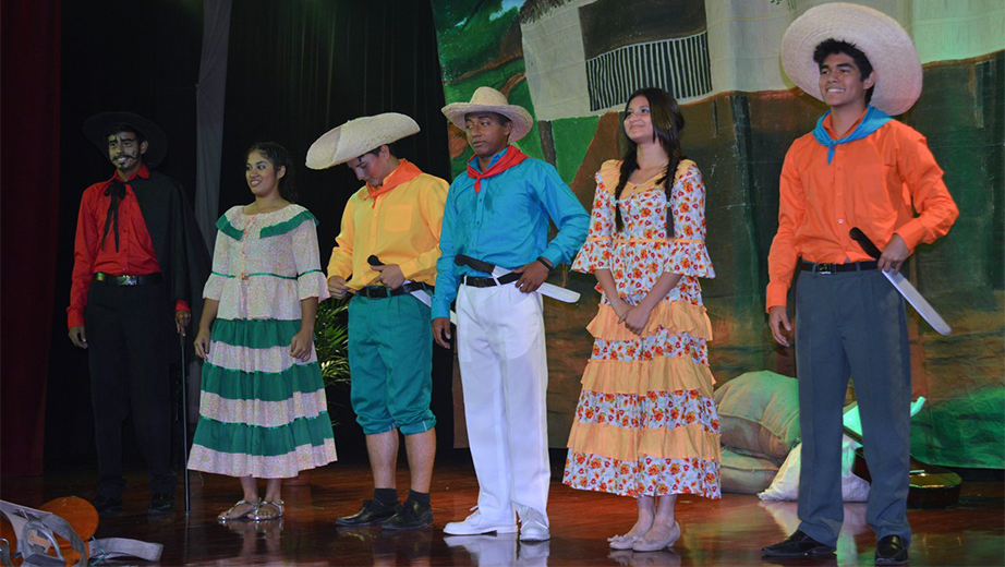Integrantes del grupo Colegio Salesiano Domingo Comín, quienes lograron el primer lugar del concurso
