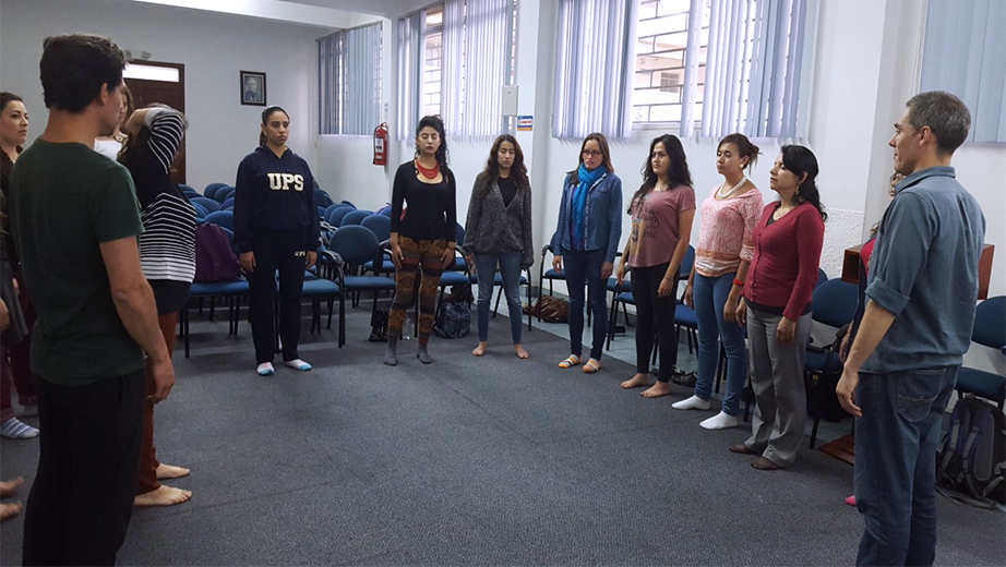 Participantes durante el taller de entrenamiento corporal con Clara Bucheli, auditorio Leonidas Proaño