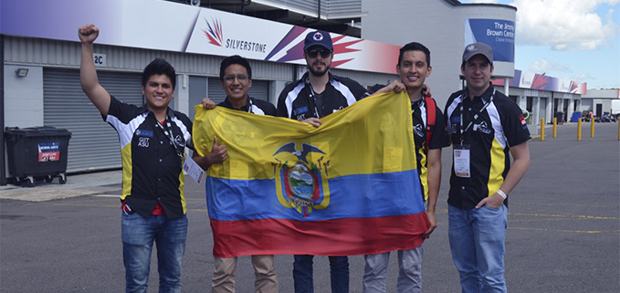 Estudiantes de la UPS con la Bandera tricolor en plena pista de la Silverstone de Inglaterra