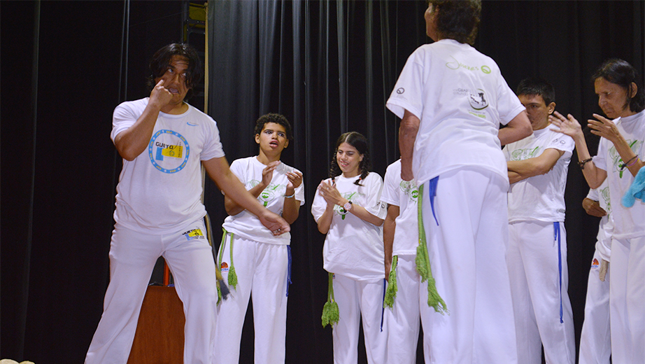 Estudiantes de la Fundación Sin Barreras realizando la presentación de danza capoeira