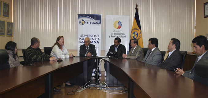 Autoridades de la Politécnica Salesiana y del MIPRO reunidos en la firma del convenio