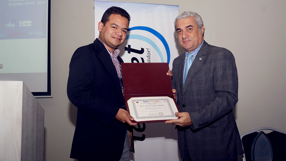 Mstr. Ramón Pérez recibiendo el premio al mejor paper de su sección