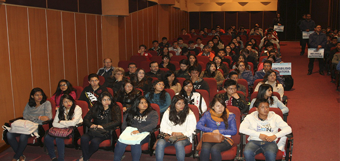 Jóvenes bachilleres que estuvieron presentes en el Teatro Universitario P. Carlos Crespi en el inicio del curso de inducción