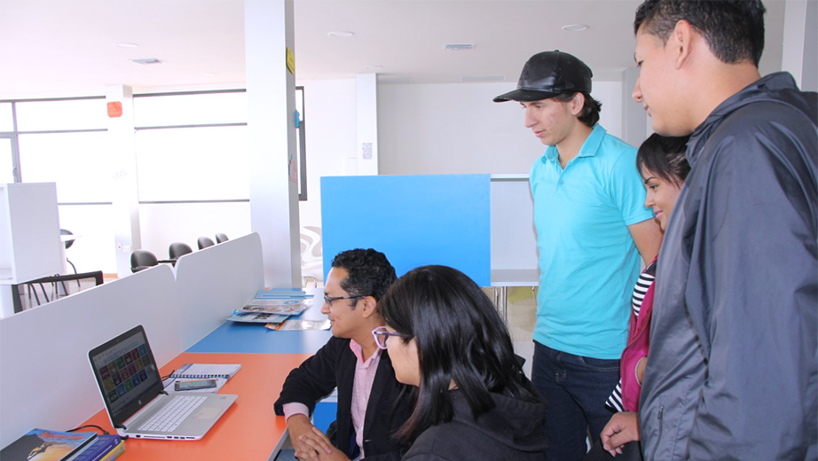 Jhon Mantilla, junto a estudiantes durante la mentorías de desarrollo sostenibles