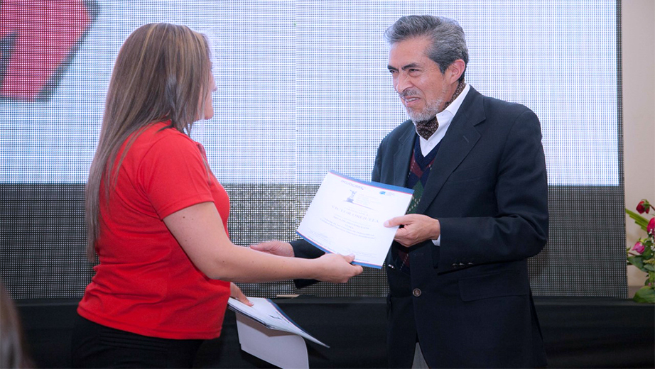 Víctor Orejuela recibiendo uno de los dos premios obtenidos