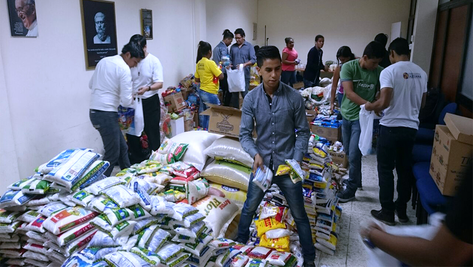 Estudiantes de la Sede Guayaquil preparando las canastas navideñas