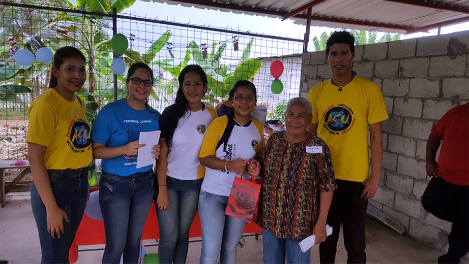 Estudiantes de la Sede Guayaquil que fueron parte de la campaña navideña