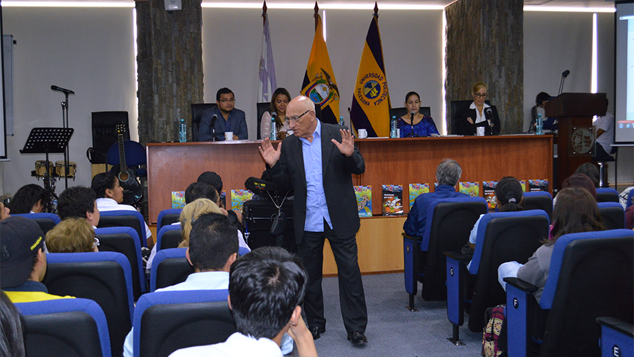 P. Javier Herrán, rector de la UPS, durante su intervención en el conversatorio de Café Utopía