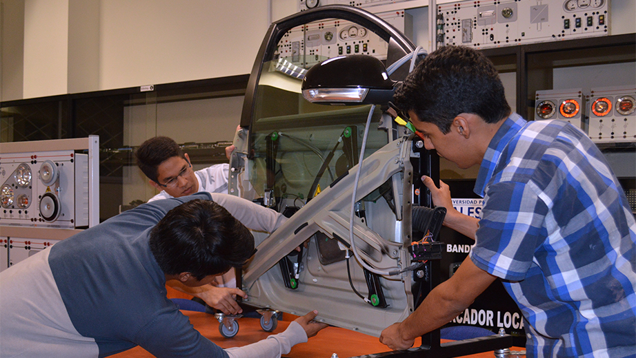 Estudiantes de la Sede Guayaquil en uno de los laboratorios de la carrera de Mecánica Automotriz