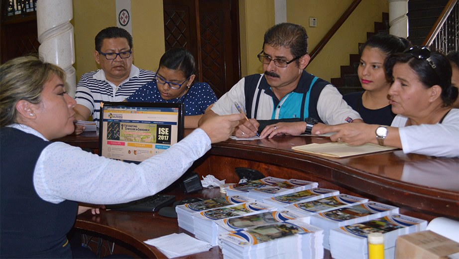 Padres de familia realizando consultas sobre las carreras de la UPS en la Secretaria de la Sede Guayaquil