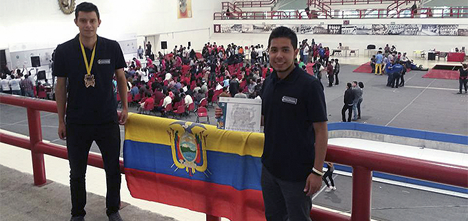 Julio Cabrera (Electrónica) y Kevin Mosquera (Mecatrónica) estudiantes de la UPS sede Cuenca, ganadores de la de la medalla de bronce en el Concurso Internacional de Robótica organizado por el  IPN- México con el Robot 