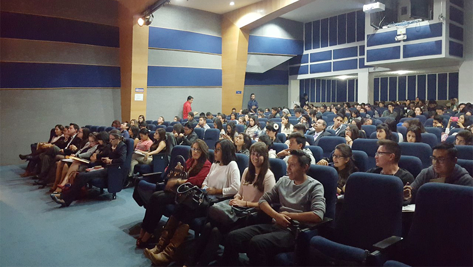 Estudiantes y profesores durante la jornada de socialización de los proyectos investigativos en el Aula Magna del campus El Girón