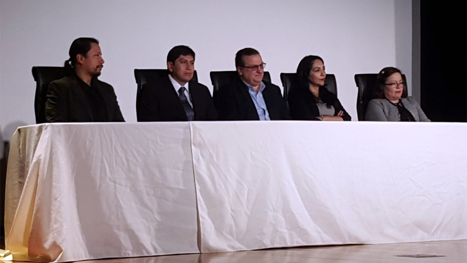Mesa directiva: (Izq) Dr. Marco Cerna, Dr. Paco Noriega, José Juncosa, Tatiana Mosquera y Dra. Ma. Elena Maldonado
