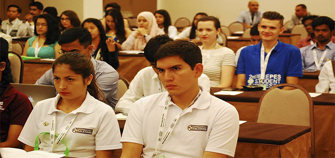 Estudiantes Cristina Bustamante Cacao y Bruno Mirabá Valdiviezo participando del II Congreso PES realizado en Malasia, Kuala Lumpur