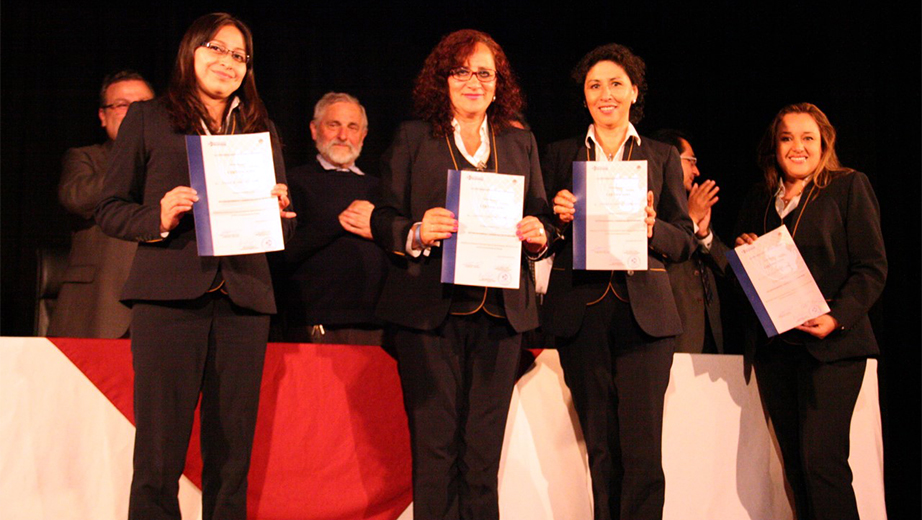 Personal administrativo de la sede Quito: Anita Yanqui, Sandra Logroño, Jackeline Hidalgo, María Elena Cevallos reciben su certificado de aprobación del curso de Gestión Documental